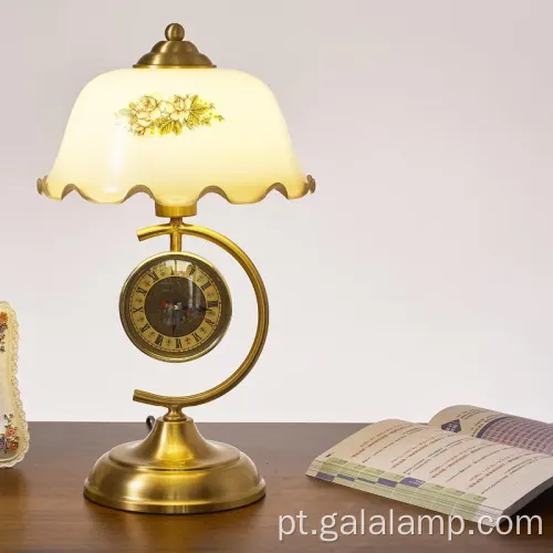 Lâmpada de mesa de metal retro elegante com tom de flor